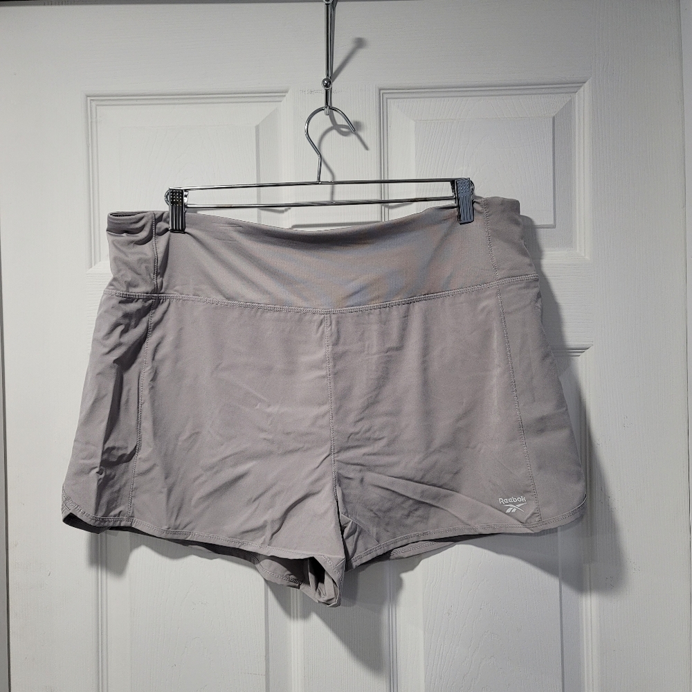 NWT Reebok Harmony Vector Highrise Gym Shorts Women's Size XXL in Silver .